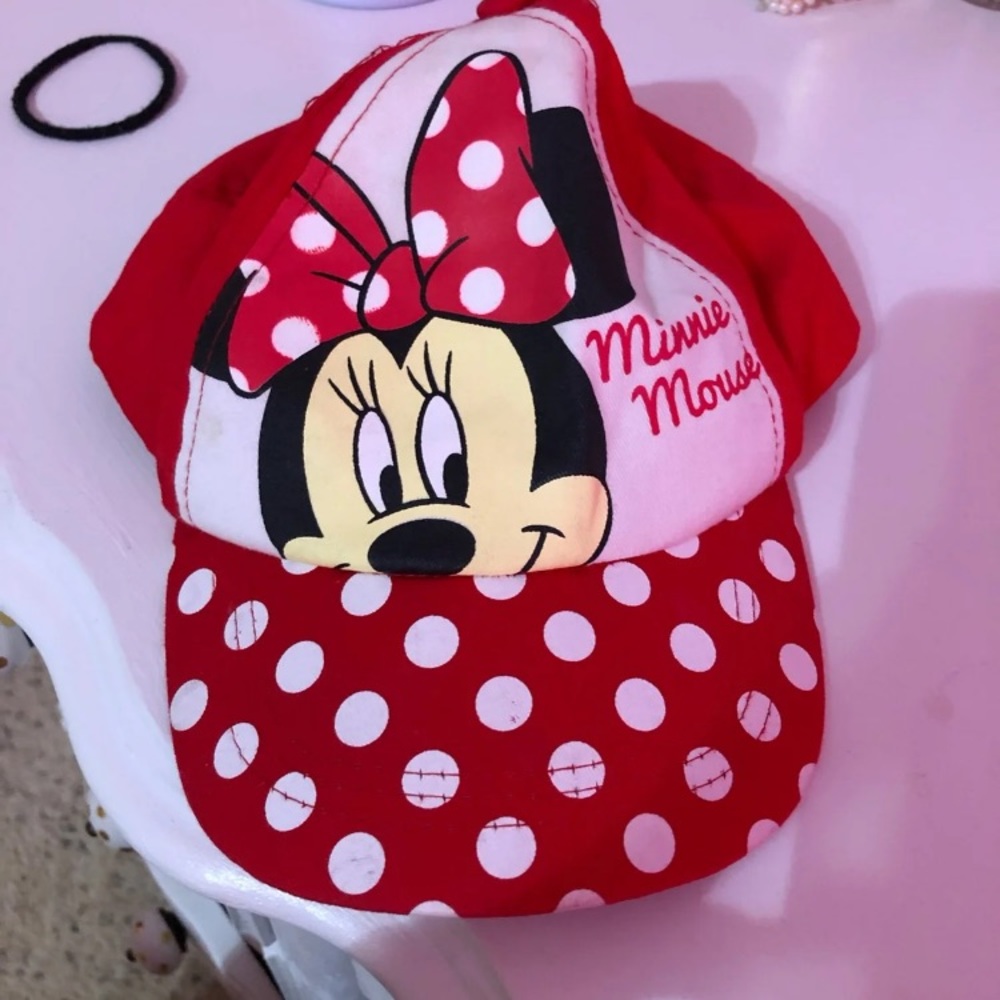 Girls Disney mini mouse hat. In good condition